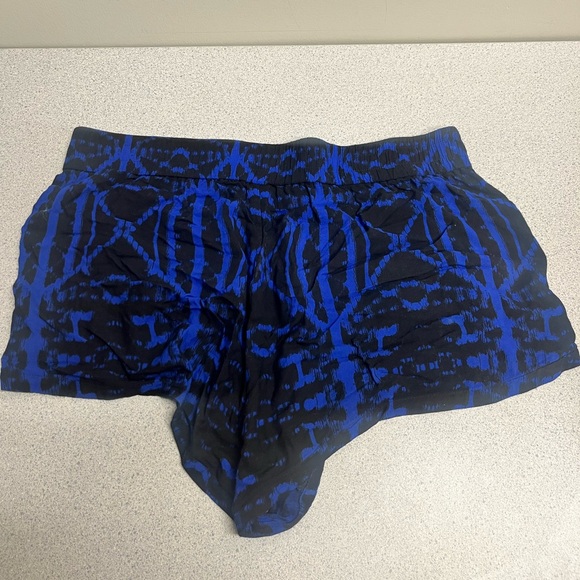 Express stretchy shorts with pockets - Picture 2 of 3